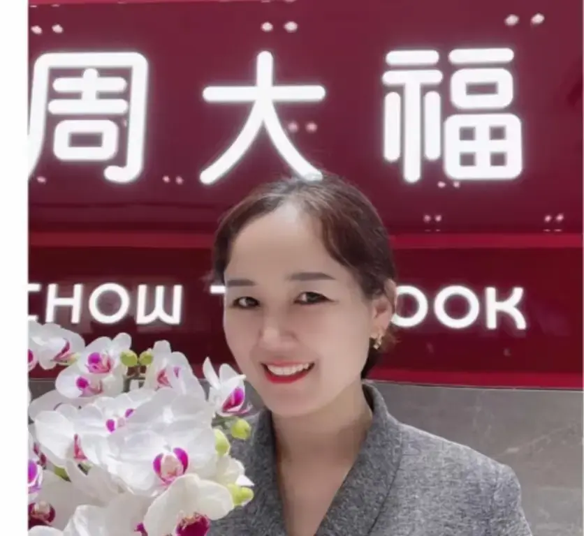 盐城射阳周大福金店一拖三事件完整版视频-周大福一拖三全网同步看全集-无广告在线观看完整版-周大福事件最新进展